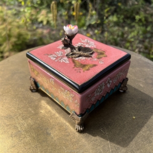 Porseleinen doosje met bloem