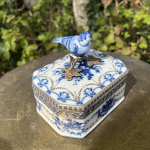 Porseleinen doosje vogel